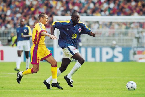 Freddy Rincon, alături de Costel Gâlcă într-un meci Columbia - România de la Cupa Mondială din 1998, scor 0-1 // sursă foto: Guliver/gettyimages