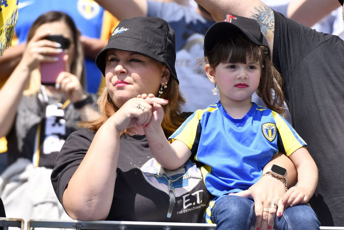 Atmosferă incendiară la Petrolul - CSA Steaua! Ultrașii rivalelor au „colorat” stadionul