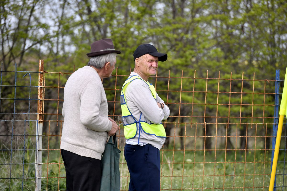 Derby la Liga 4 între Iazu și Scânteia » Căruțe pe post de peluză, prima se dă în bere și mici, echipamente cumpărate de Bobonete: „E Dinamo-Steaua din Ialomița”