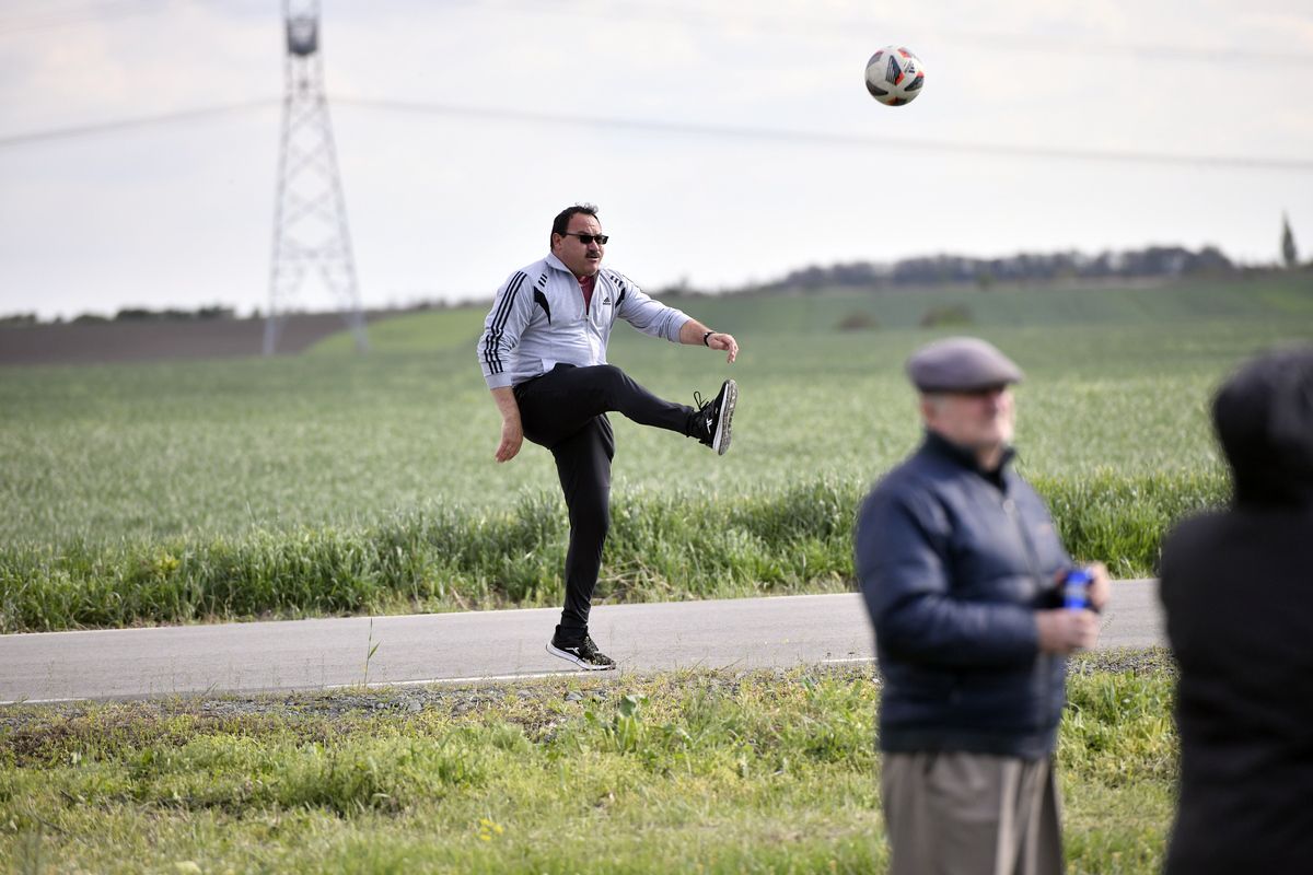 Derby la Liga 4 între Iazu și Scânteia » Căruțe pe post de peluză, prima se dă în bere și mici, echipamente cumpărate de Bobonete: „E Dinamo-Steaua din Ialomița”