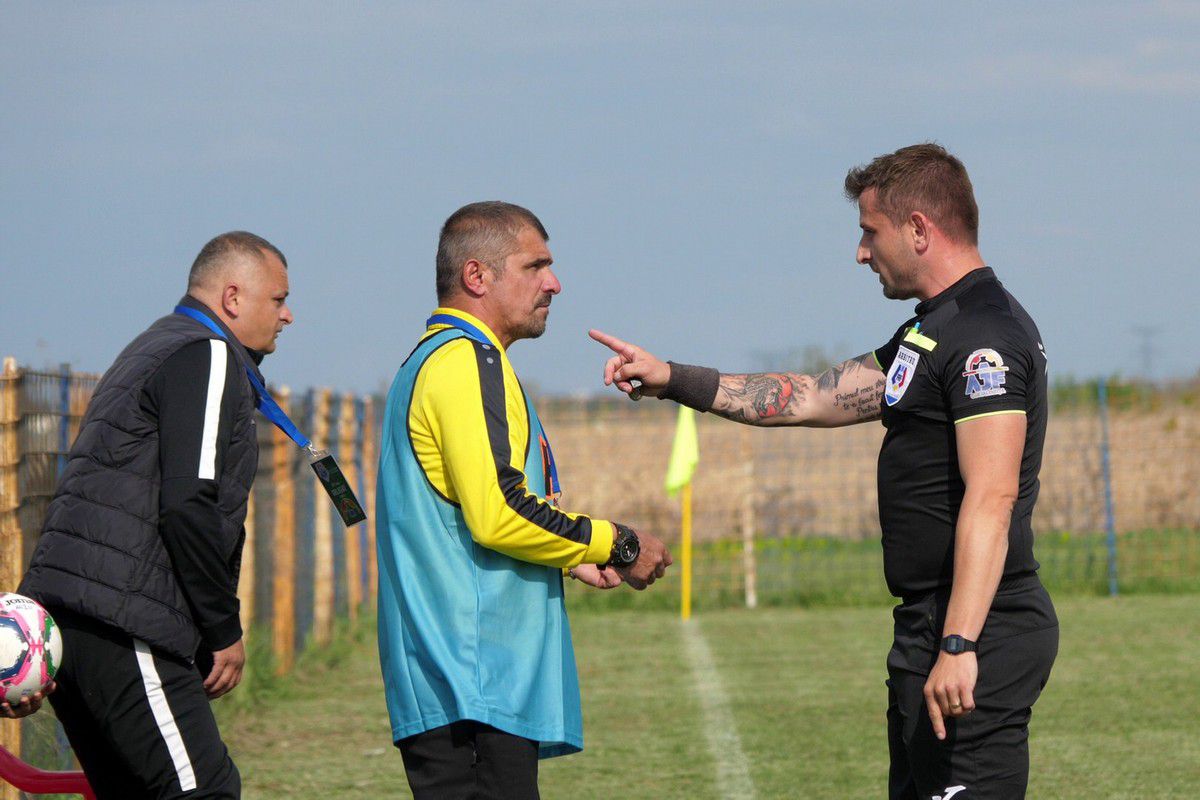 Derby la Liga 4 între Iazu și Scânteia » Căruțe pe post de peluză, prima se dă în bere și mici, echipamente cumpărate de Bobonete: „E Dinamo-Steaua din Ialomița”