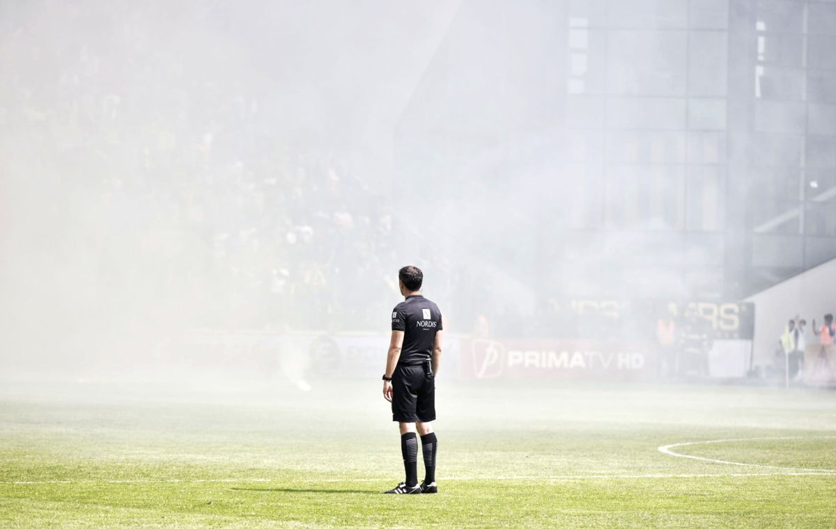 Atmosferă incendiară la Petrolul - CSA Steaua! Ultrașii rivalelor au „colorat” stadionul
