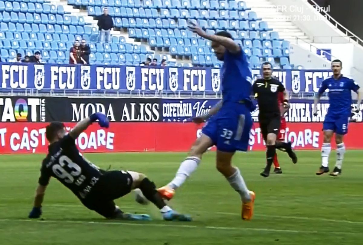 Greșeală flagrantă la gol în FCU Craiova - UTA! Ce a făcut arbitrul în loc să dea ROȘU pentru un fault brutal + Penalty cerut la ultima fază