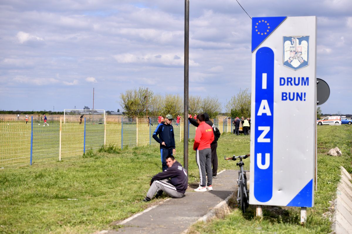 Derby la Liga 4 între Iazu și Scânteia » Căruțe pe post de peluză, prima se dă în bere și mici, echipamente cumpărate de Bobonete: „E Dinamo-Steaua din Ialomița”