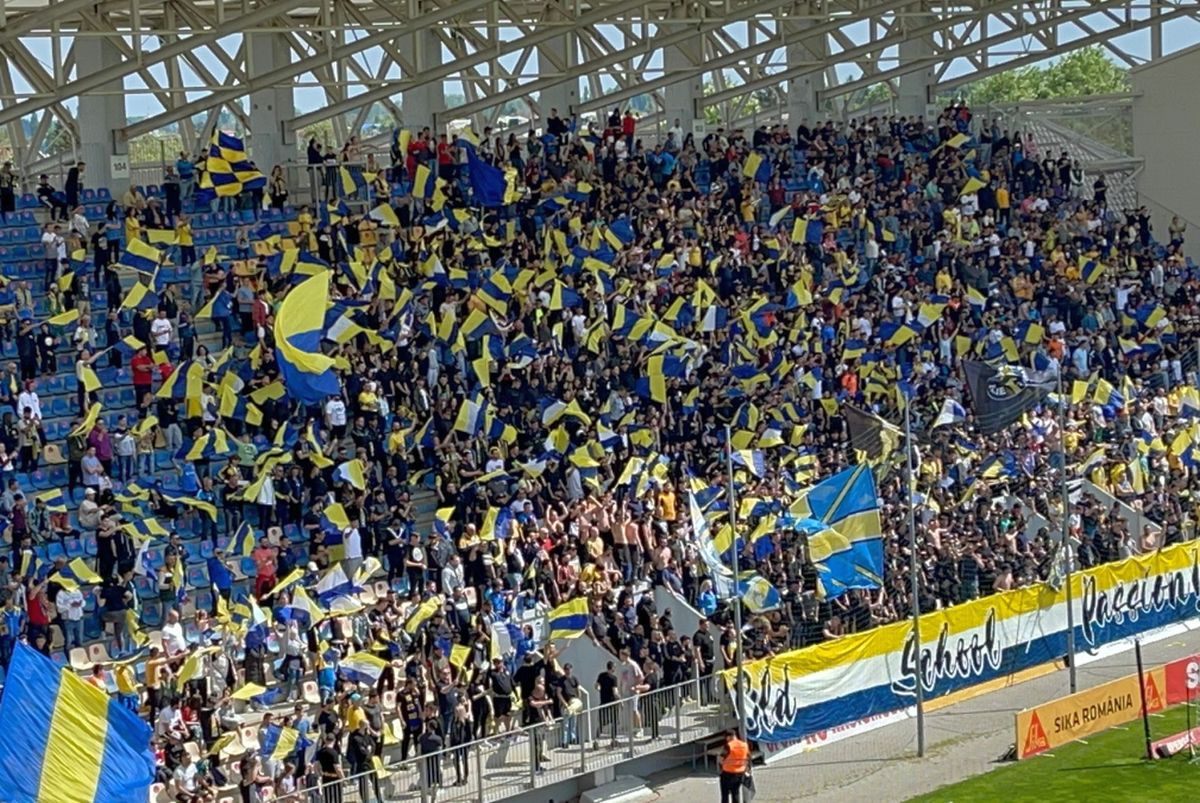 Atmosferă incendiară la Petrolul - CSA Steaua! Ultrașii rivalelor au „colorat” stadionul