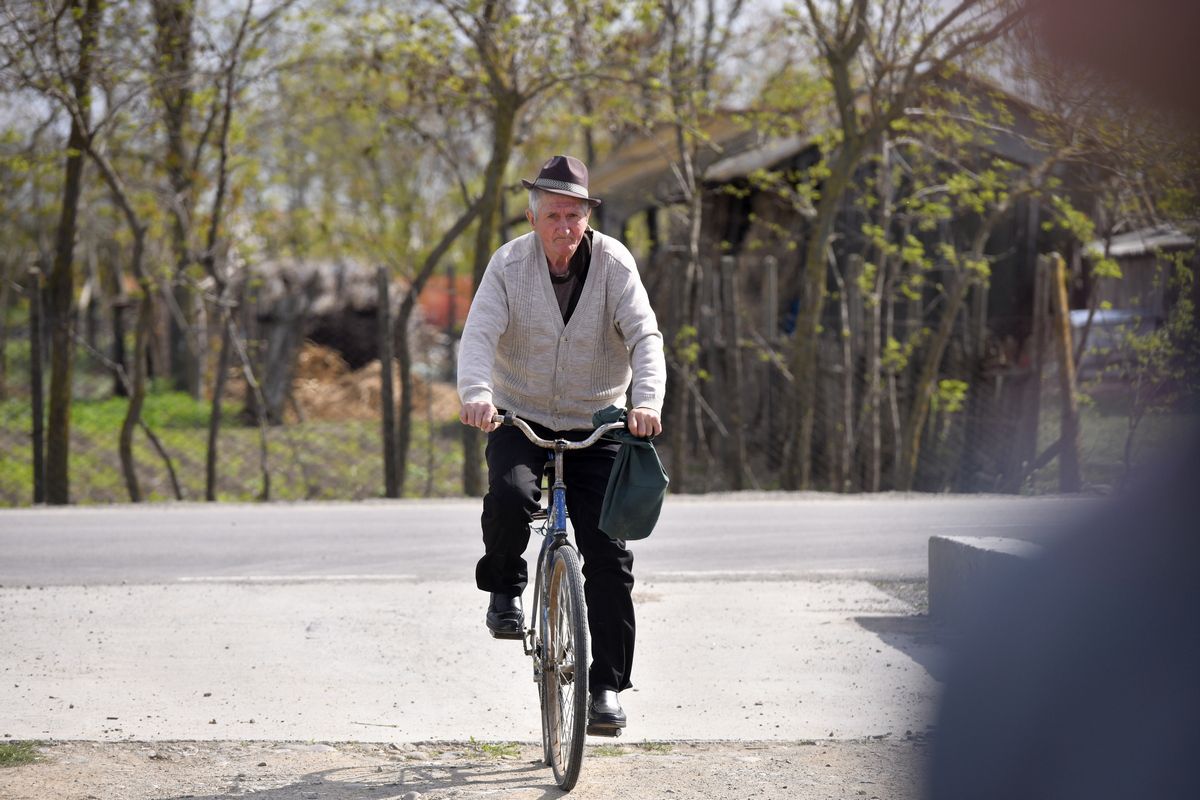 Derby la Liga 4 între Iazu și Scânteia » Căruțe pe post de peluză, prima se dă în bere și mici, echipamente cumpărate de Bobonete: „E Dinamo-Steaua din Ialomița”