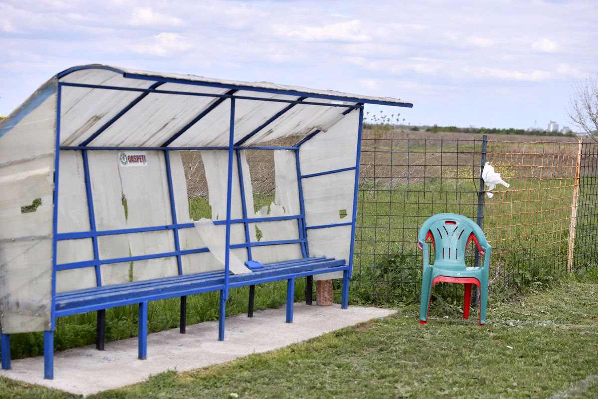 Derby la Liga 4 între Iazu și Scânteia » Căruțe pe post de peluză, prima se dă în bere și mici, echipamente cumpărate de Bobonete: „E Dinamo-Steaua din Ialomița”