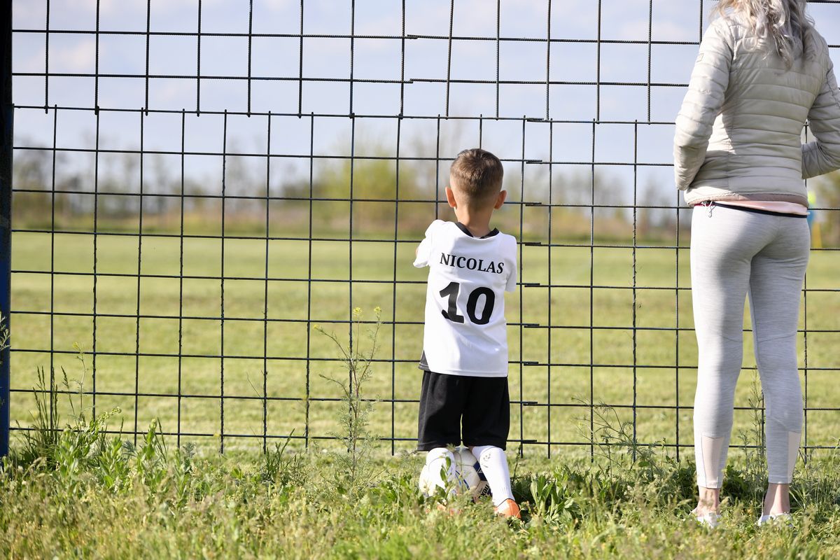 Derby la Liga 4 între Iazu și Scânteia » Căruțe pe post de peluză, prima se dă în bere și mici, echipamente cumpărate de Bobonete: „E Dinamo-Steaua din Ialomița”