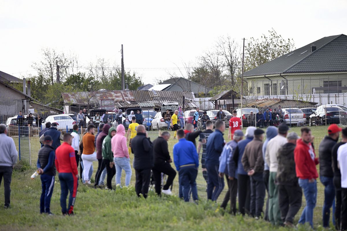Derby la Liga 4 între Iazu și Scânteia » Căruțe pe post de peluză, prima se dă în bere și mici, echipamente cumpărate de Bobonete: „E Dinamo-Steaua din Ialomița”