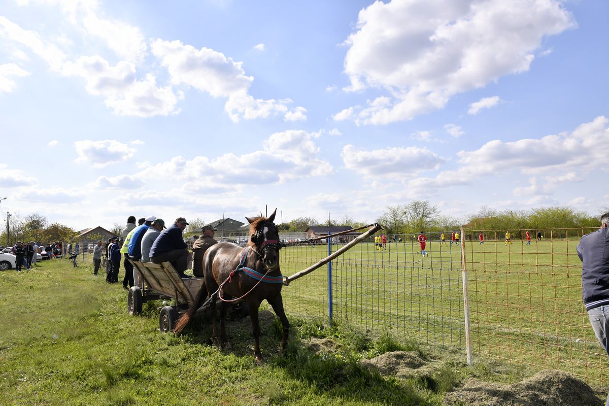 Derby la Liga 4 între Iazu și Scânteia » Căruțe pe post de peluză, prima se dă în bere și mici, echipamente cumpărate de Bobonete: „E Dinamo-Steaua din Ialomița”
