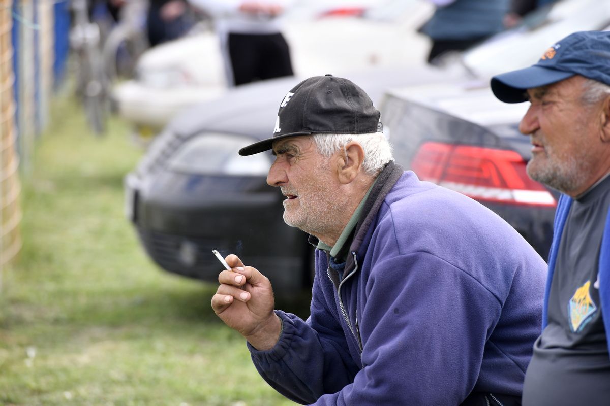 Derby la Liga 4 între Iazu și Scânteia » Căruțe pe post de peluză, prima se dă în bere și mici, echipamente cumpărate de Bobonete: „E Dinamo-Steaua din Ialomița”