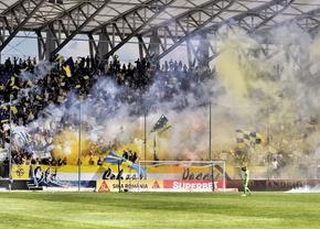 Atmosferă incendiară la Petrolul - CSA Steaua! Ultrașii rivalelor au „colorat” stadionul