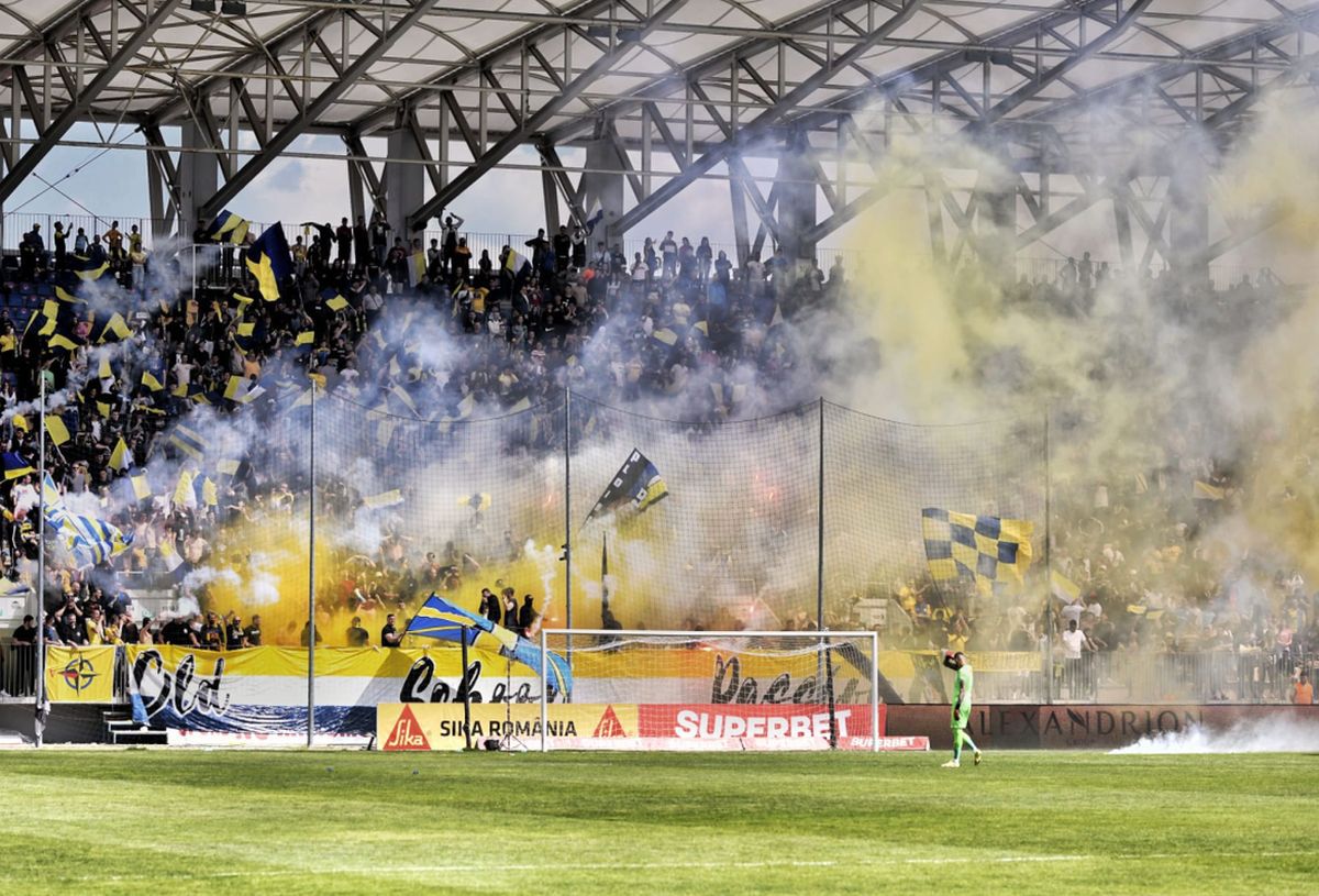 Atmosferă incendiară la Petrolul - CSA Steaua! Ultrașii rivalelor au „colorat” stadionul