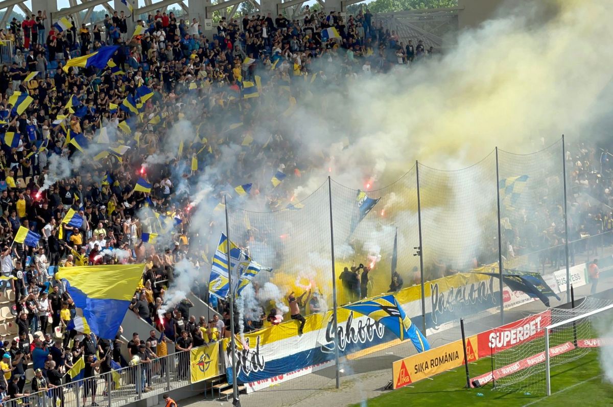 Atmosferă incendiară la Petrolul - CSA Steaua! Ultrașii rivalelor au „colorat” stadionul