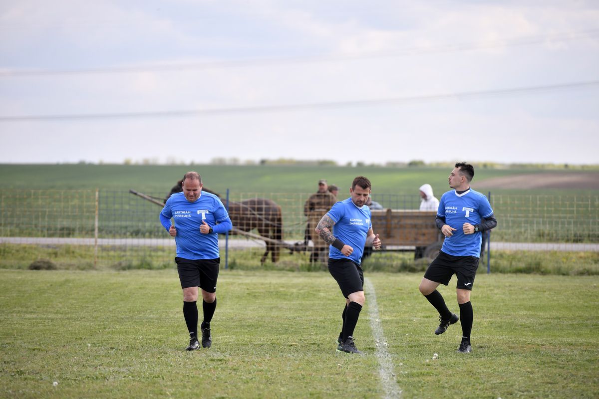 Derby la Liga 4 între Iazu și Scânteia » Căruțe pe post de peluză, prima se dă în bere și mici, echipamente cumpărate de Bobonete: „E Dinamo-Steaua din Ialomița”