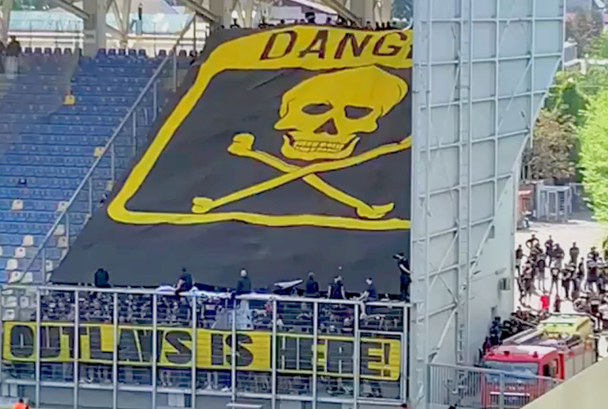 Atmosferă incendiară la Petrolul - CSA Steaua! Ultrașii rivalelor au „colorat” stadionul