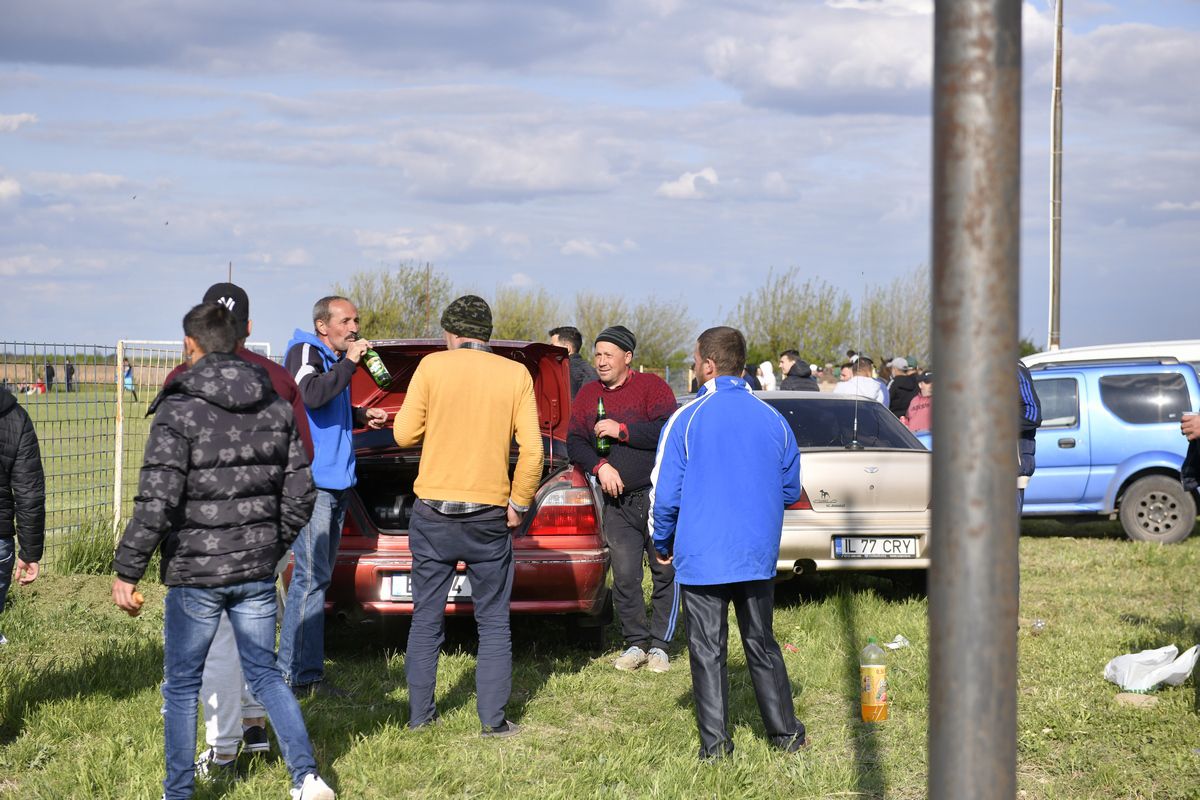 Derby la Liga 4 între Iazu și Scânteia » Căruțe pe post de peluză, prima se dă în bere și mici, echipamente cumpărate de Bobonete: „E Dinamo-Steaua din Ialomița”