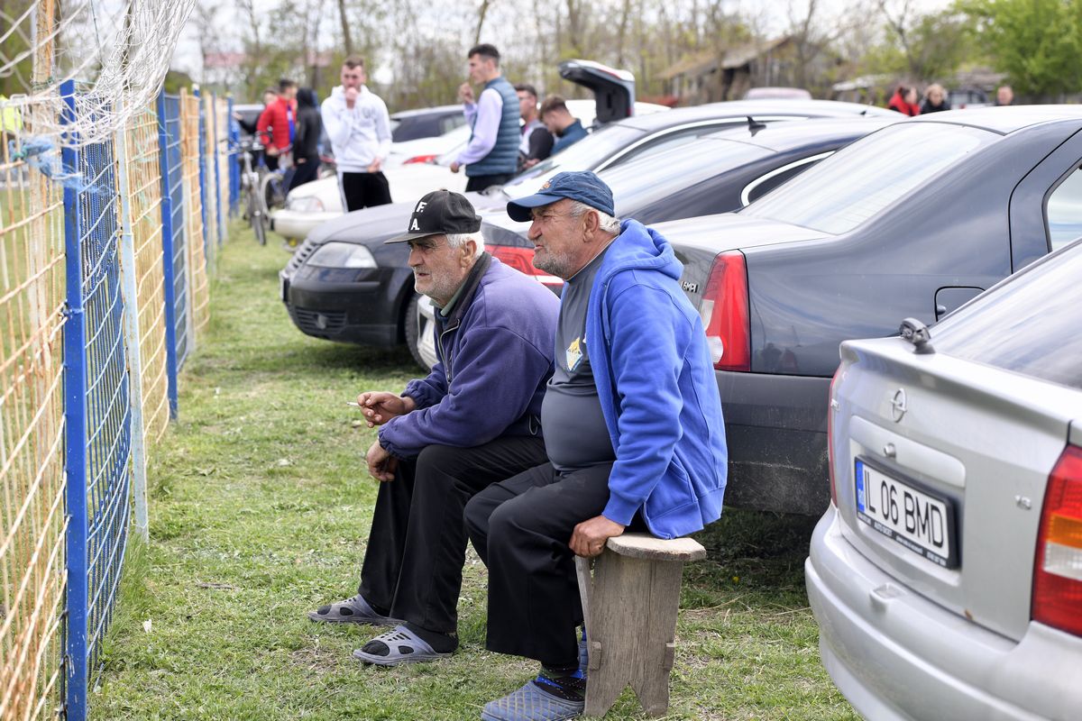 Derby la Liga 4 între Iazu și Scânteia » Căruțe pe post de peluză, prima se dă în bere și mici, echipamente cumpărate de Bobonete: „E Dinamo-Steaua din Ialomița”