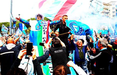 Stadionul „Maradona” se deschide joi pentru ca tifosii să vadă pe ecrane uriașe meciul de la Udine, unde Napoli poate deveni campioană