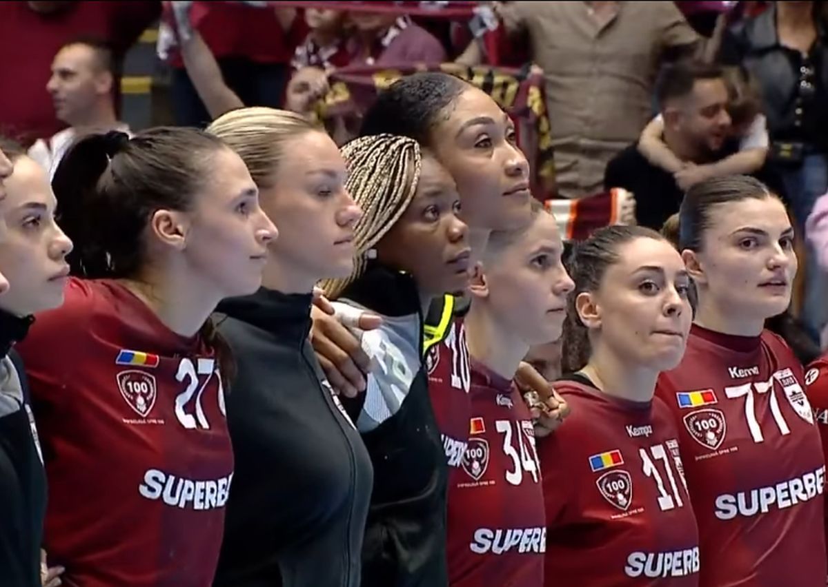 Imaginea sezonului în handbalul european » Adversarele de la Vipers au rămas în Polivalentă și au privit fascinate galeria Rapidului