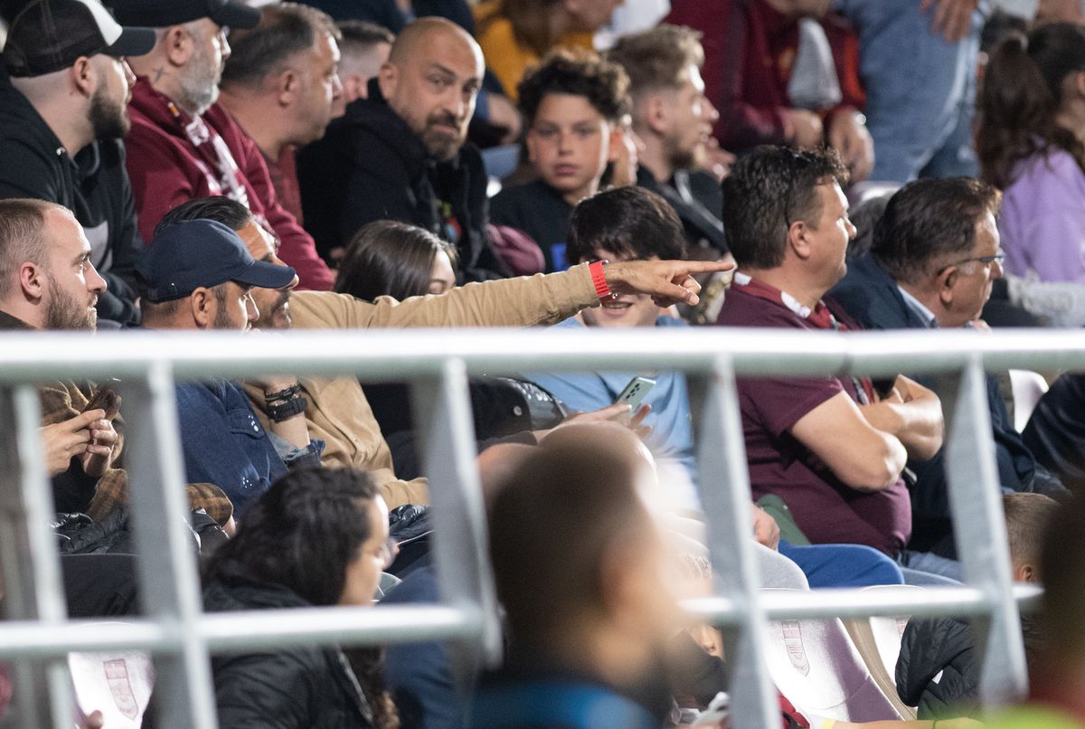 Infiltrat printre rivali » De unde a urmărit antrenorul lui FCSB meciul Rapid - CFR Cluj