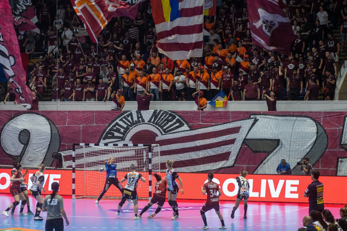 Imaginea sezonului în handbalul european » Adversarele de la Vipers au rămas în Polivalentă și au privit fascinate galeria Rapidului