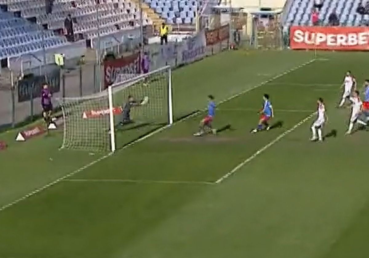 Portarul lui Dinamo, gafă uriașă în meciul cu Gloria Buzău: și-a băgat mingea în poartă!