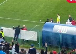 Ce nu s-a văzut la TV: Ovidiu Burcă, luat la țintă de fani în timpul meciului Buzău - Dinamo