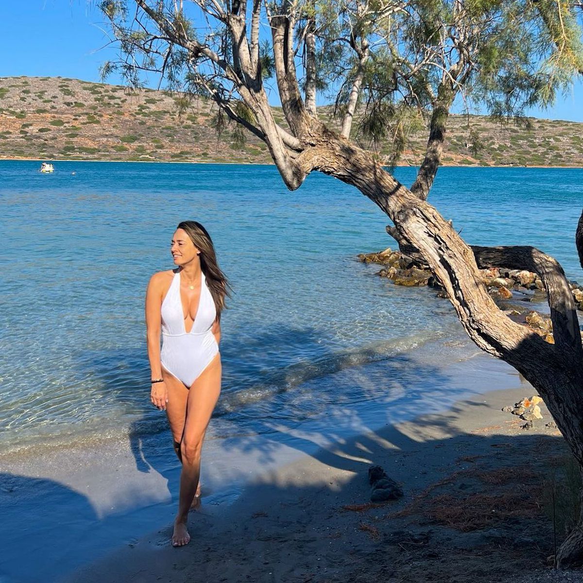 Andreea Raicu, fosta iubită a lui Cristi Chivu, s-a pozat nemachiată la 46 de ani: „Ce ai făcut de ai îmbătrânit aṣa de tare?”