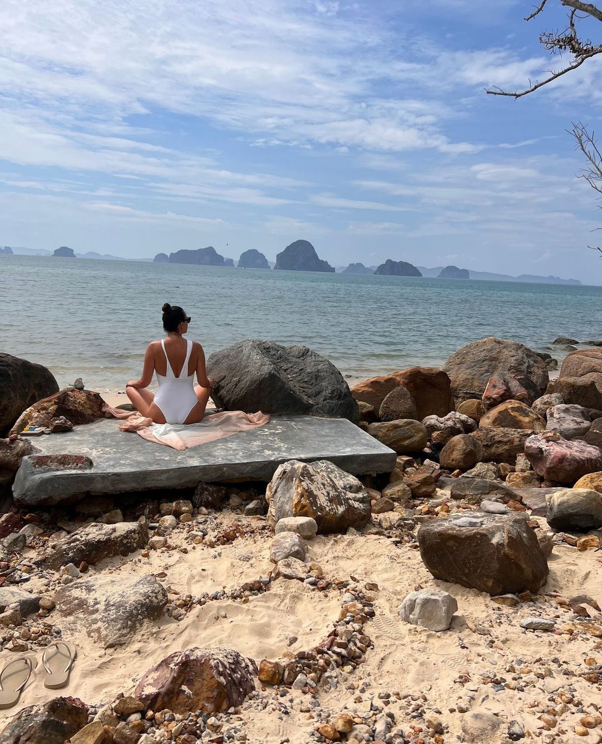 Andreea Raicu, fosta iubită a lui Cristi Chivu, s-a pozat nemachiată la 46 de ani: „Ce ai făcut de ai îmbătrânit aṣa de tare?”