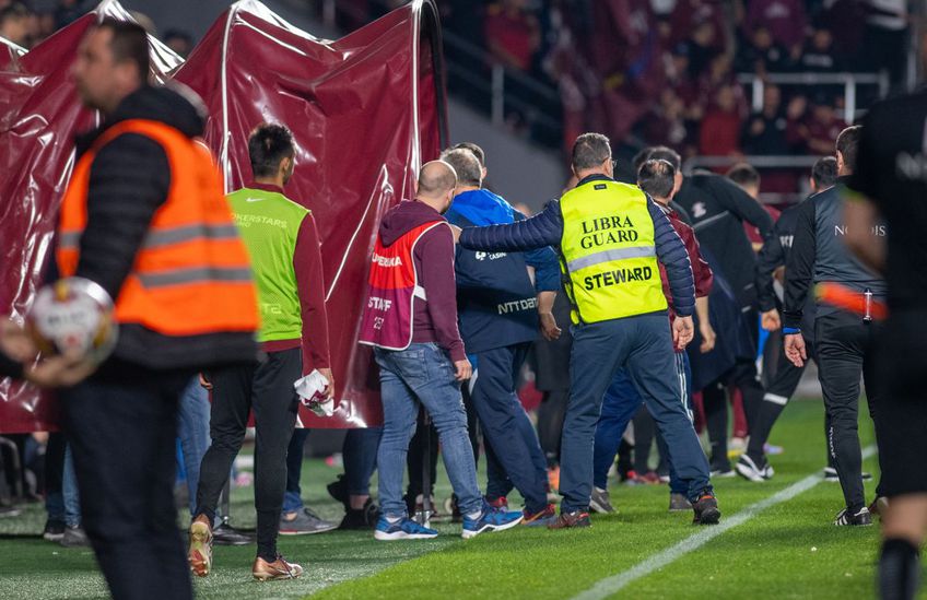 Dan Petrescu n-a așteptat fluierul final al primei reprize din Rapid - CFR Cluj, una încheiată 3-1 în favoarea giuleștenilor.