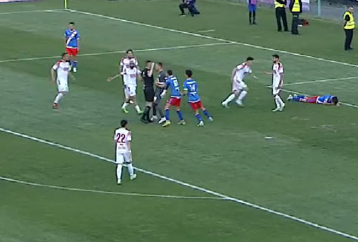 Plin de sânge în careu după duelul cu portarul lui Dinamo! Ce a dictat arbitrul + verdictul lui Crăciunescu