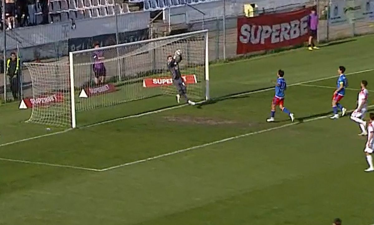 Portarul lui Dinamo, gafă uriașă în meciul cu Gloria Buzău: și-a băgat mingea în poartă!