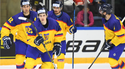 Matyas Kovacs flancat de colegii săi după ce a marcat golul revenirii FOTO KARL DENHAM/IIHF