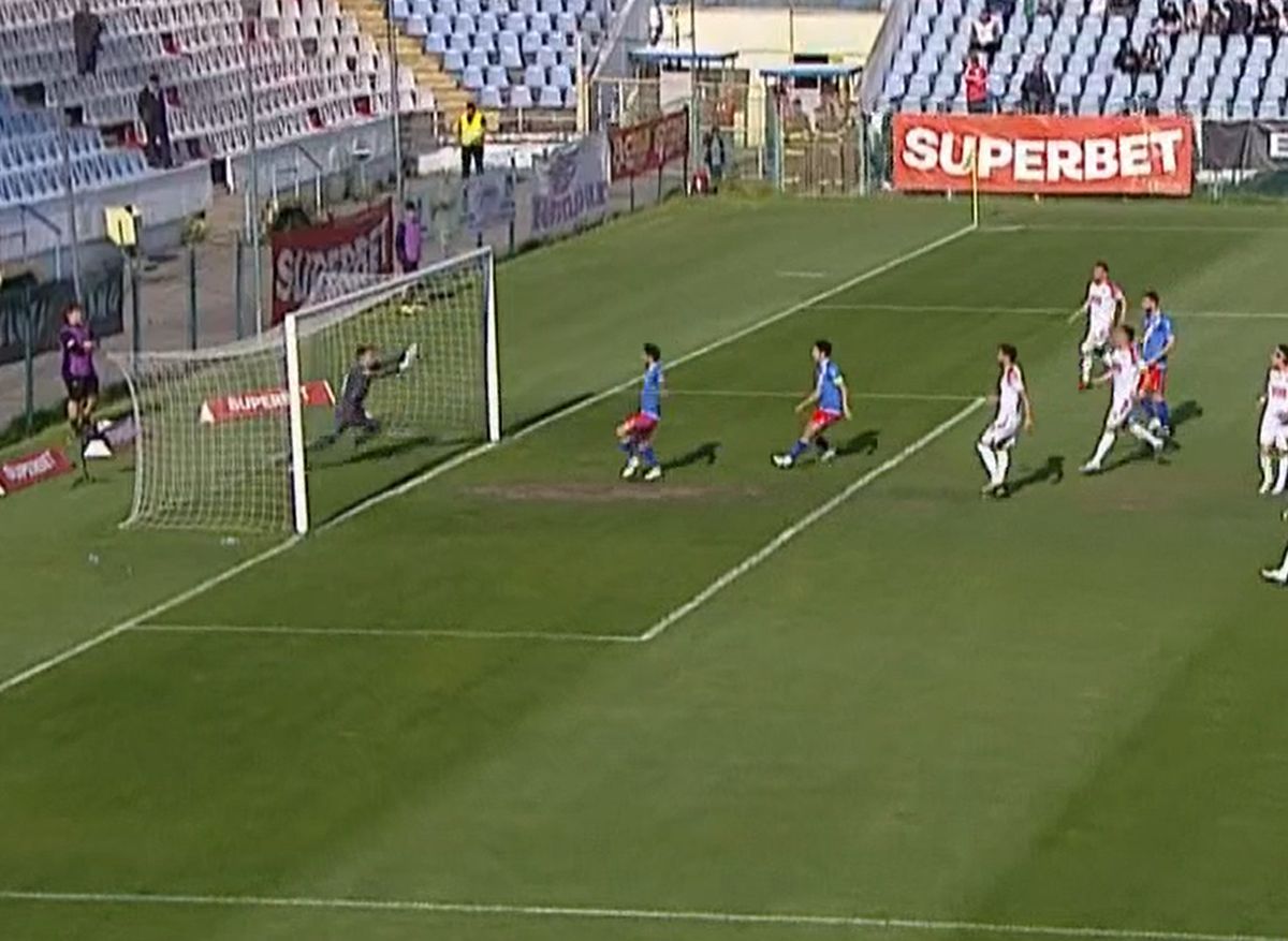 Portarul lui Dinamo, gafă uriașă în meciul cu Gloria Buzău: și-a băgat mingea în poartă!