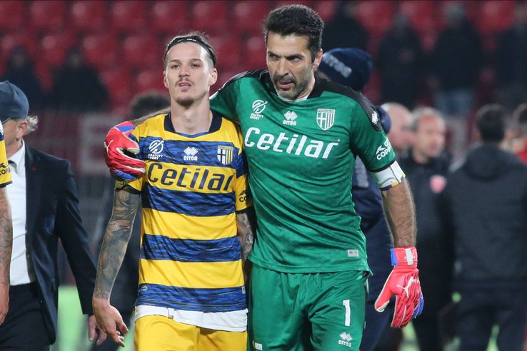 Dennis Man alături de Gianluigi Buffon, la Parma