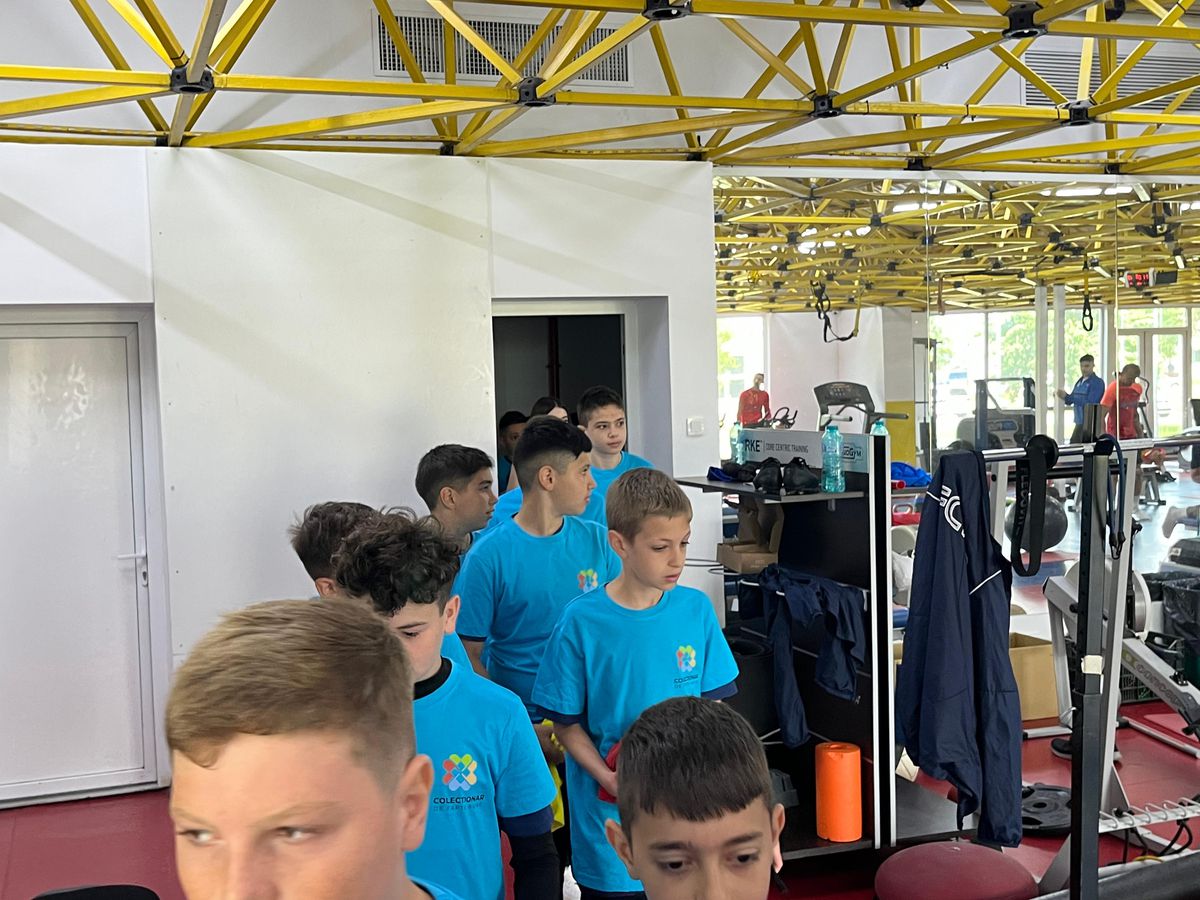 Micii fani FCSB, în vizită la baza de la Berceni