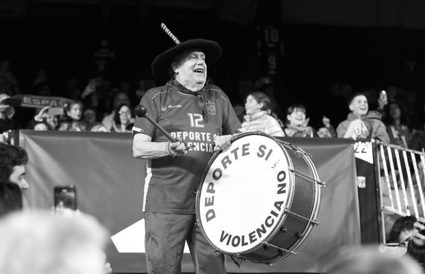 A murit cel mai cunoscut suporter al Spaniei, legendarul Manolo