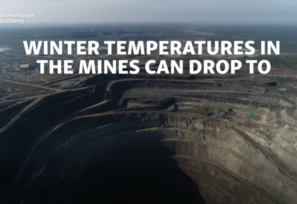 Imagini SF! Stadionul de fotbal se află la câteva sute de metri de o groapă inimaginabilă