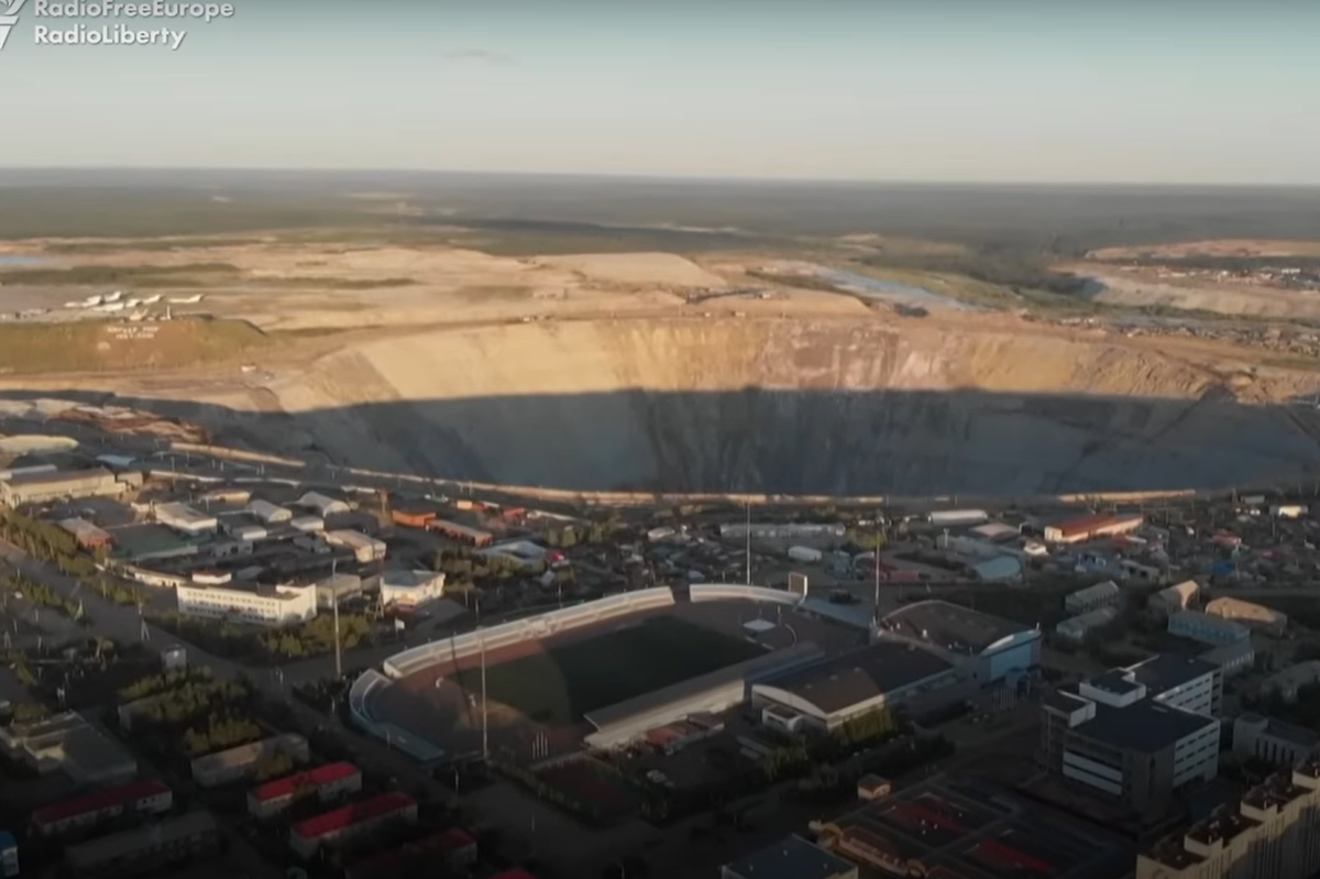 Imagini SF! Stadionul de fotbal se află la câteva sute de metri de o groapă inimaginabilă