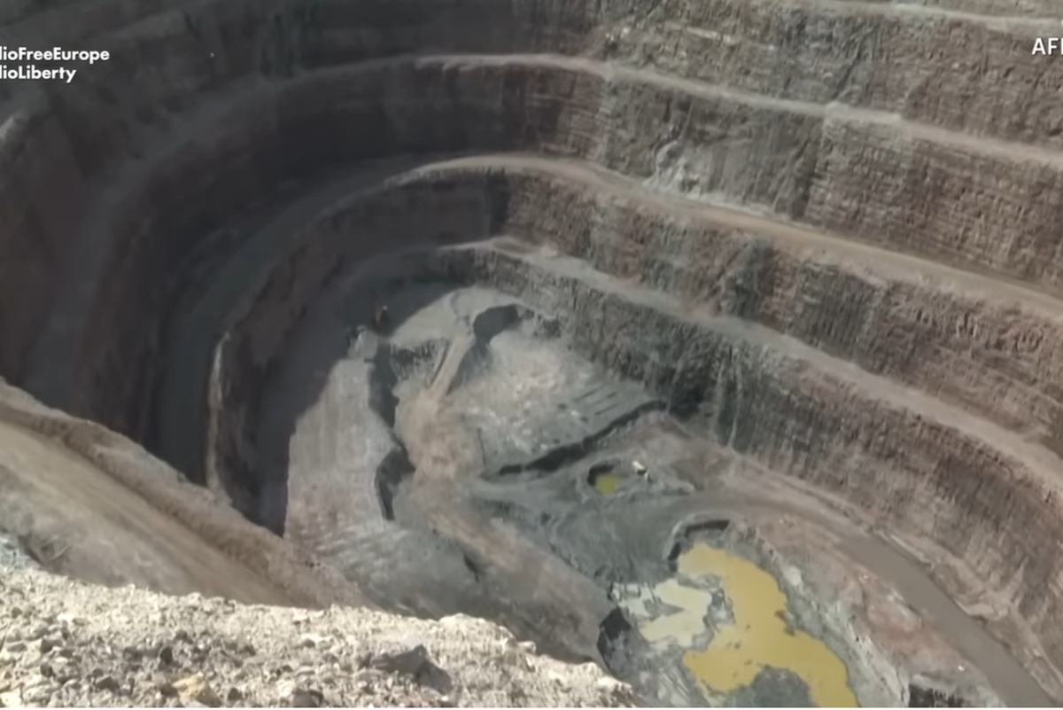 Imagini SF! Stadionul de fotbal se află la câteva sute de metri de o groapă inimaginabilă