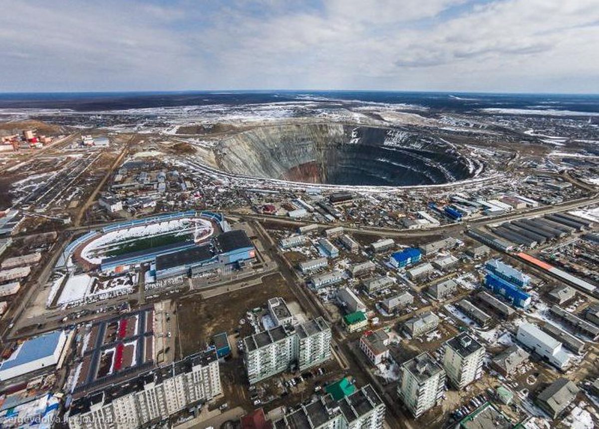 Imagini SF! Stadionul de fotbal se află la câteva sute de metri de o groapă inimaginabilă