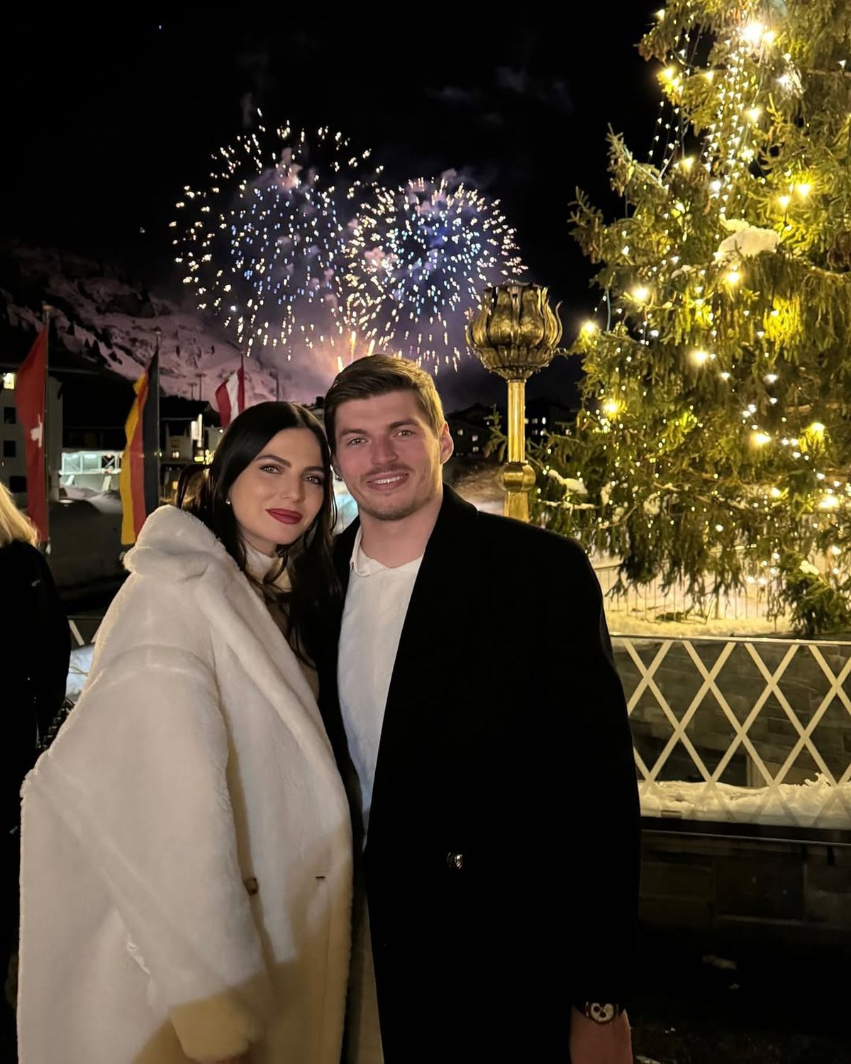 Max Verstappen a sărbătorit titlul mondial în brațele iubitei cu 9 ani mai mare