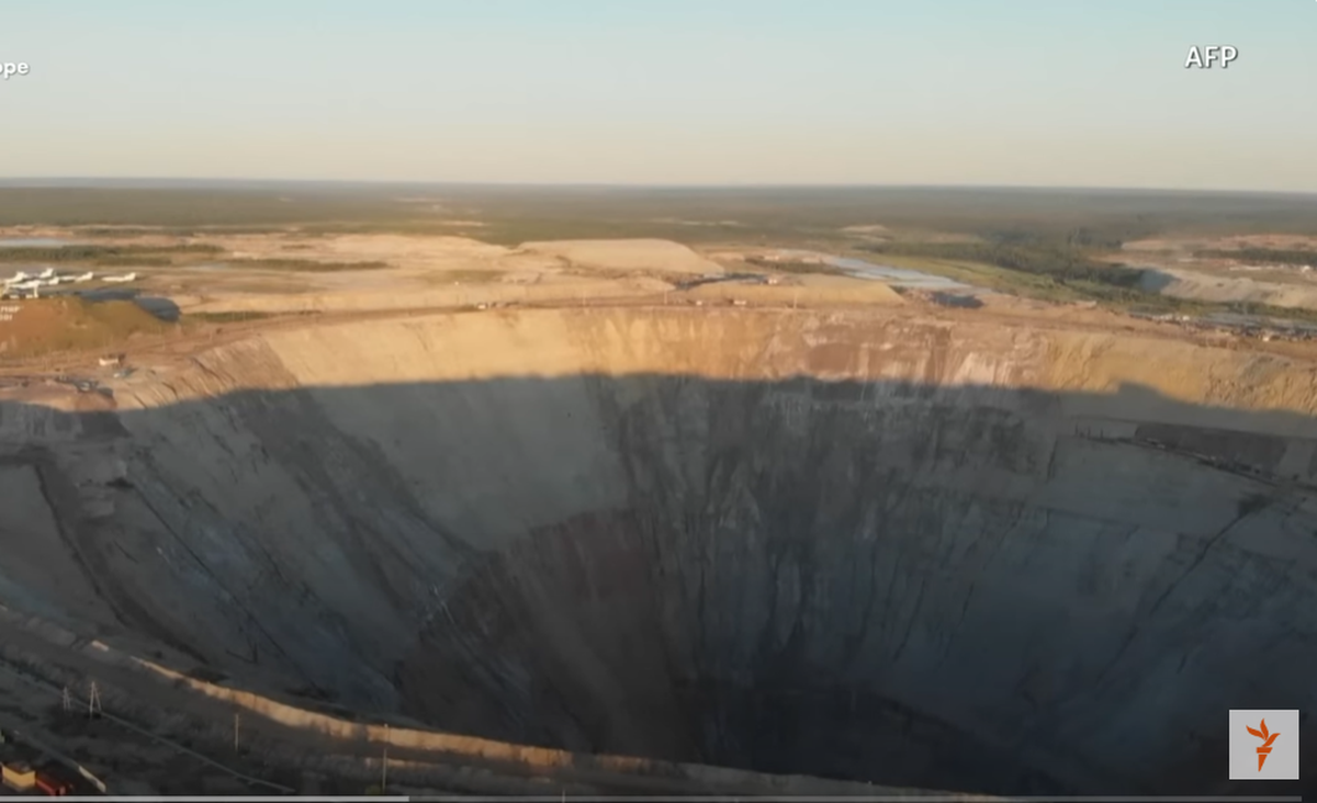 Imagini SF! Stadionul de fotbal se află la câteva sute de metri de o groapă inimaginabilă