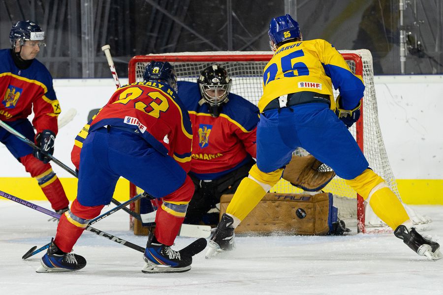 România, învinsă categoric de Ucraina (0-4)/Foto: Facebook (FRHG) „A fost un meci între bărbați și băieți” » România, făcută KO de Ucraina la Campionatul Mondial de Hochei