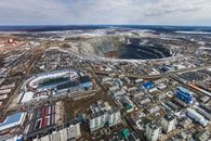 Imagini SF! Stadionul de fotbal se află la câteva sute de metri de o groapă inimaginabilă