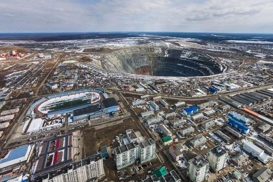 Orașul Mirny din Rusia, regiunea Yakutia, oferă un peisaj unic. La câteva sute de metri de o mină imensă de diamante se găsește și arena locală de fotbal.