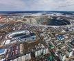 Orașul Mirny din Rusia, regiunea Yakutia, oferă un peisaj unic. La câteva sute de metri de o mină imensă de diamante se găsește și arena locală de fotbal.