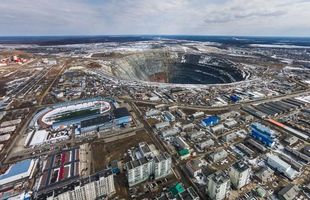 Imagini SF! Stadionul de fotbal se află la câteva sute de metri de o groapă inimaginabilă