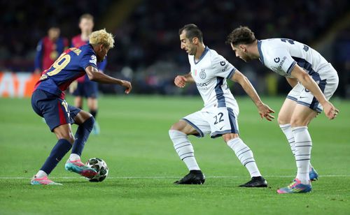 Henrikh Mkhitaryan și Carlos Augusto încearcă să-l blocheze pe Lamine Yamal / Foto: Imago